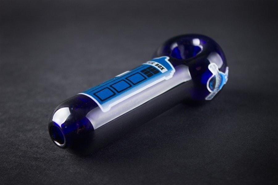 BWG-246B-2_1024x_5b0e5990-0318-4455-8e5a-23d29d4e1fed.jpg Chameleon Glass Small On The Outside Hand Pipe - Image 1