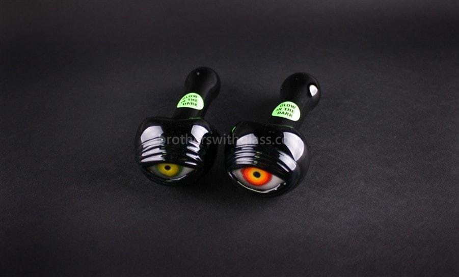 BWG-CG423X-2_1024x_79024484-8cf2-487d-b64e-753330382c72.jpg Chameleon Glass Cyclops Glow In The Dark Eyeball Hand Pipe - Image 1