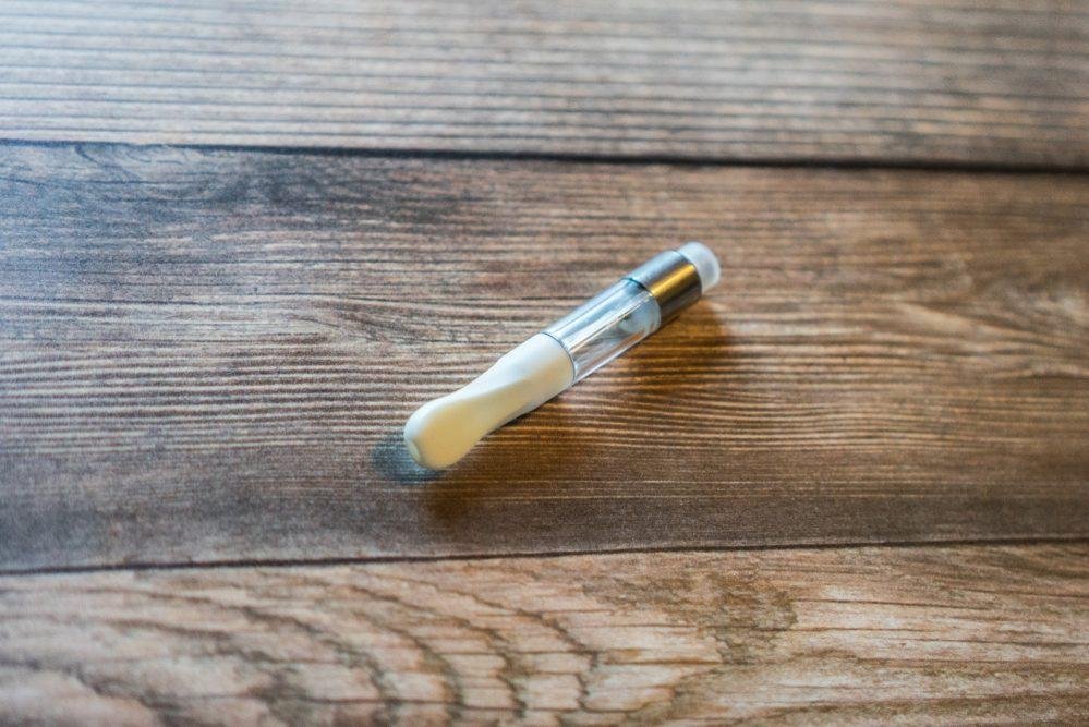 o2Vape_Clear_White_Cartridge_002-999x667-1.jpg .6ml Empty Vape Cartridge – 2 Colors - Image 1